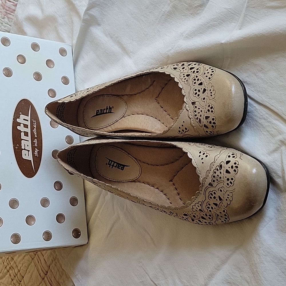 Womens Earth shoes.Bayhaven style.  Size 6.5. Excellent condition. Light tan.
